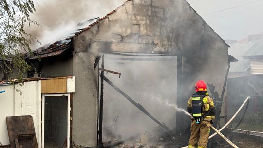 Pożar garażu w Dąbrowie Tarnowskiej, wewnątrz mały samochód elektryczny! Pożar garażu w Dąbrowie Tarnowskiej, wewnątrz mały samochód elektryczny!
