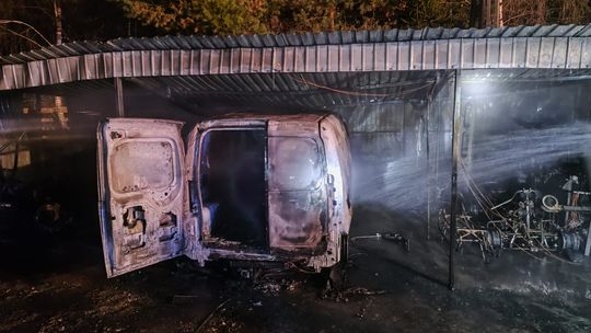 Pożar garażu w Mędrzechowie. Zniszczeniu uległ samochód