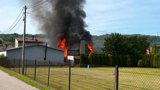 Pożar garażu w Skrzyszowie. W środku znajdował się samochód dostawczy