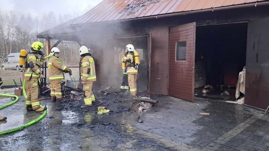 Pożar garażu w Smykowie. W akcji zastępy PSP i OSP, nikt nie został ranny Pożar garażu w Smykowie. W akcji zastępy PSP i OSP, nikt nie został ranny