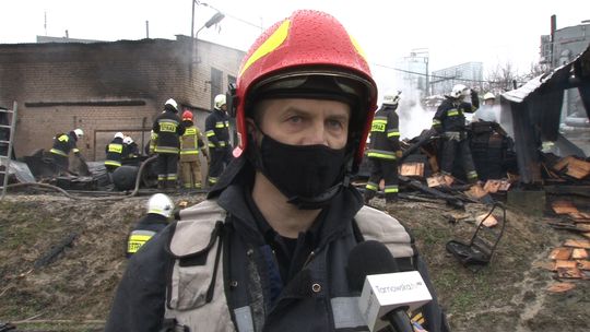 Pożar hali produkcyjnej w Ołpinach. Z ogniem walczyło kilkudziesięciu strażaków