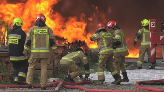 Pożar hurtowni zniczy w Tarnowie: ponad 200 strażaków walczy z ogniem
