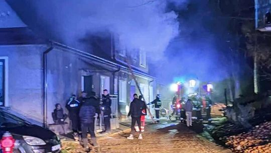 Pożar mieszkania w Tuchowie. Są osoby poszkodowane