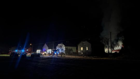 Pożar poddasza w Łęgu Tarnowskim. Na miejscu liczne zastępy straży pożarnej