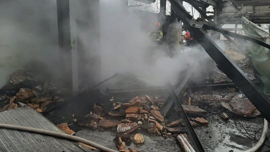 Pożar przy ul. Kochanowskiego w Tarnowie. Ogień pojawił się w dawnej hali produkcyjnej