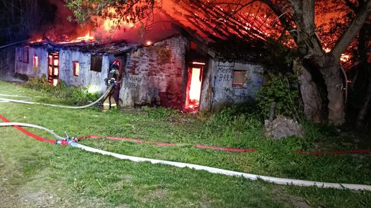 Pożar pustostanu w Brniu. Nocna akcja kilku jednostek straży pożarnej