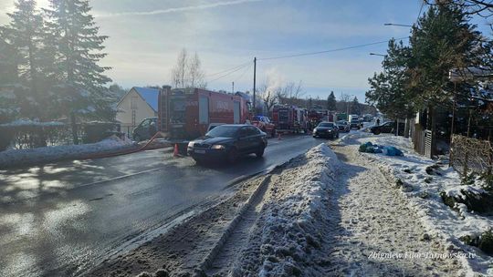 Pożar pustostanu w Tarnowie. Utrudnienia w ruchu drogowym