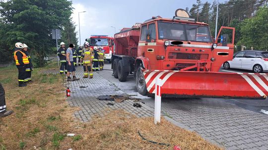 Pożar samochodu ciężarowego w Nowej Jastrząbce. Sprzęt do odśnieżania dróg zapalił się do pracy!