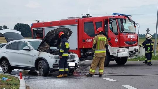 Pożar samochodu marki BMW przy jednym z dyskontów w Lisiej Górze