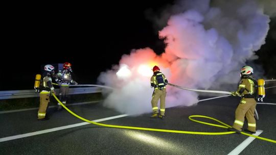 Pożar samochodu na A4 pod Tarnowem. Autostrada była całkowicie zablokowana