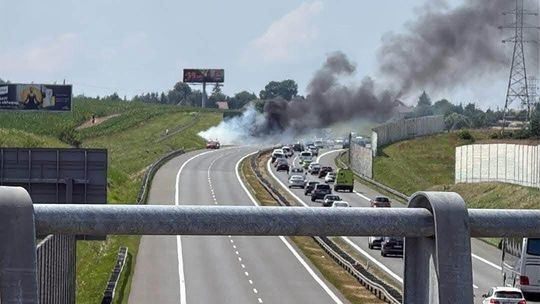 Pożar samochodu na autostradzie A4. Trasa w kierunku Rzeszowa była całkowicie zablokowana