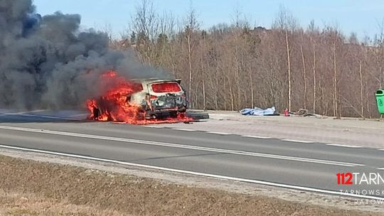 Pożar samochodu na drodze wojewódzkiej w Zabłędzy