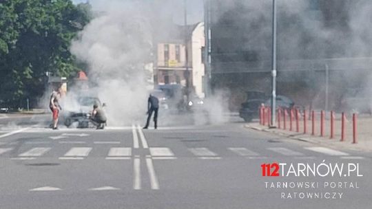 Pożar samochodu osobowego w centrum Tarnowa. Kłęby dymu na Dworcowej!