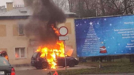 Pożar samochodu osobowego w Tarnowie [WIDEO]