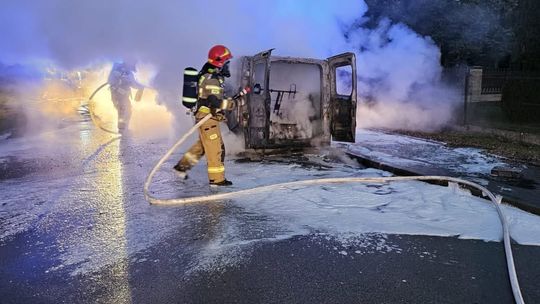 Pożar samochodu w powiecie dąbrowskim. Akcja strażaków w Żelichowie Pożar samochodu w powiecie dąbrowskim. Akcja strażaków w Żelichowie