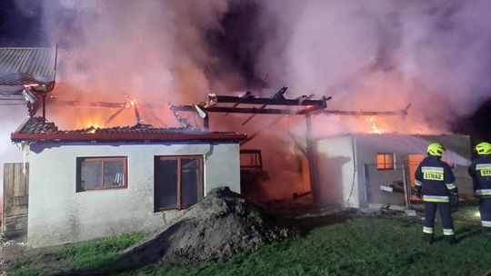 Pożar stodoły w gminie Szczucin. Z ogniem walczyło pięć zastępów straży pożarnej