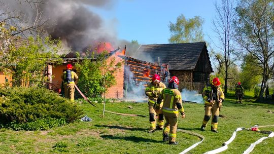Pożar stodoły w Łękach. Na miejscu liczne zastępy straży pożarnej z Brzeska i gminy Borzęcin