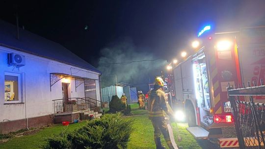 Pożar suszarni w powiecie dąbrowskim. Ogień zagrażał garażowi z maszynami rolniczymi