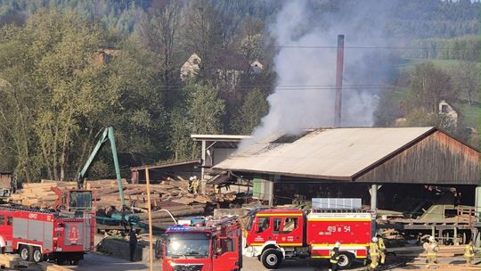 Pożar tartaku w Iwkowej. Słup dymu nad miejscowością