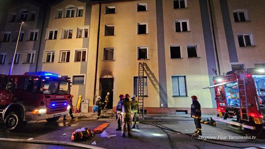 Pożar w bloku przy ul. Przemysłowej w Tarnowie. Są poszkodowani
