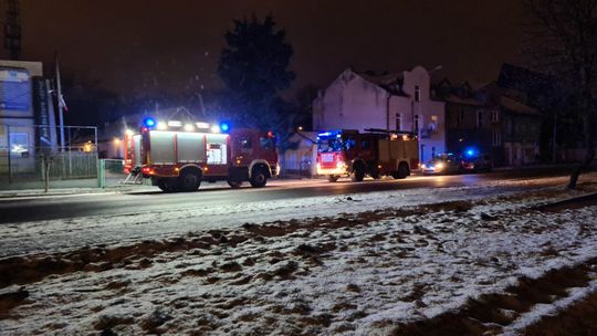 Pożar w domu jednorodzinnym w Tarnowie. Jedna osoba trafiła do szpitala