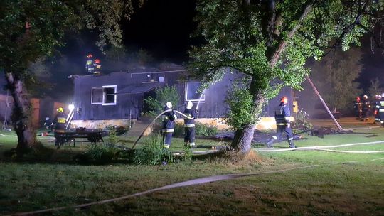 Pożar w Ołpinach. Od uderzenia pioruna zapalił się dom