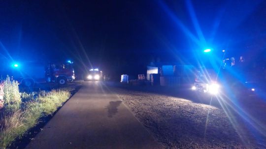 Pożar w Ołpinach. Płonął silos na terenie zakładu drzewnego