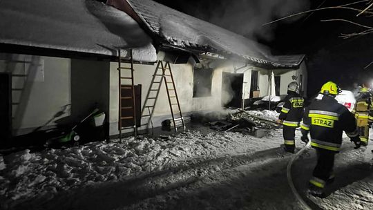 Pożar w Przyborowie. Jedna osoba została poparzona i trafiła do szpitala