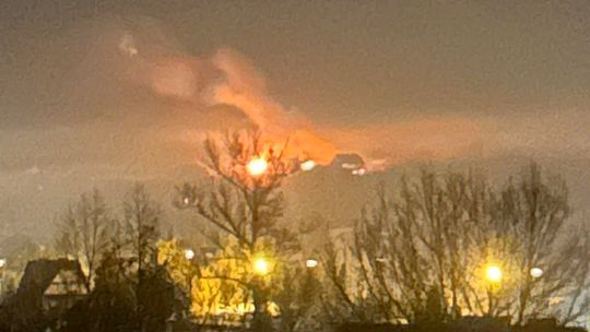 Pożar w Rożnowicach. Pali się garaż wraz z samochodem