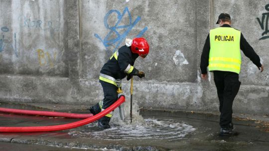 Pozrywane dachy, połamane drzewa, tornado. Krajobraz po burzach