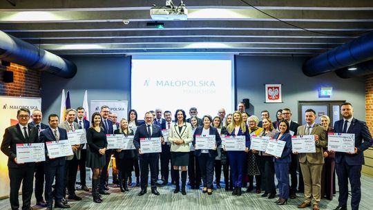 Prawie 700 tys. złotych dla samorządów w ramach programu „Małopolska Maluchom” Prawie 700 tys. złotych dla samorządów w ramach programu „Małopolska Maluchom”