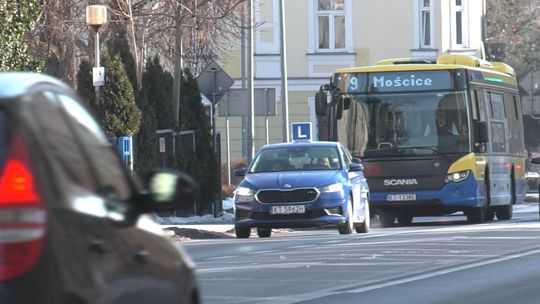 Prawo jazdy od 17 lat, zakaz hulajnóg i surowsze kary za prędkość poza miastem – nowe przepisy 2026
