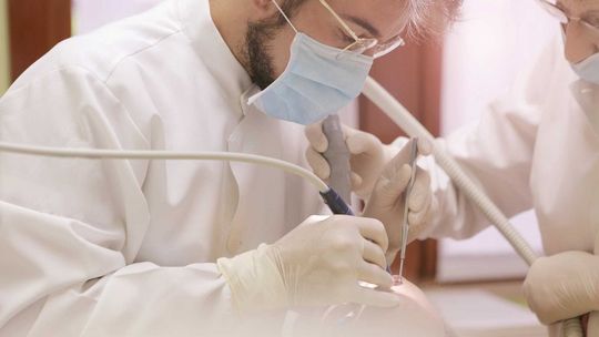 Proces zakładania koron pełnoceramicznych – co warto wiedzieć przed wizytą u stomatologa?