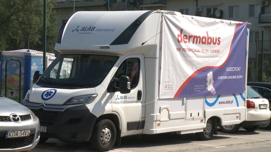 Profilaktyka na kółkach. Dermobus ponownie w Tarnowie