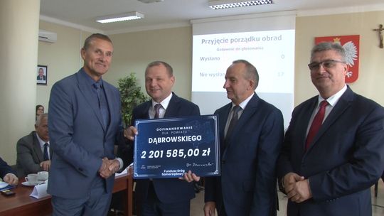Promesy na remonty dróg oraz dotację na zakup tomografu otrzymał powiat dąbrowski