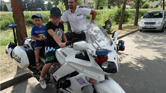 Promocja zawodu policjanta oraz wsparcie rodzinnego pikniku w Dąbrowie Tarnowskiej