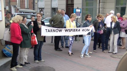 Protest pod tarnowskim PiS-em. Solidaryzowali się z Rodzicami Osób Niepełnosprawnych protestujących w sejmie