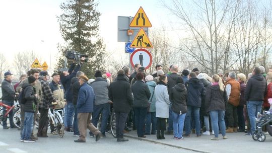 Protest przy zamkniętym moście w Ostrowie. Wójt Wierzchosławic przedstawia plan działania