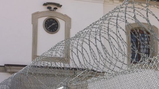 Przemycali do zakładu karnego narkotyki. Wśród zatrzymanych dwóch funkcjonariuszy służby więziennej z Nowego Wiśnicza