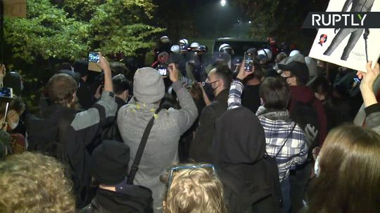 Przepychanka przed Sejmem. Policja usunęła protestujących blokujących wyjście