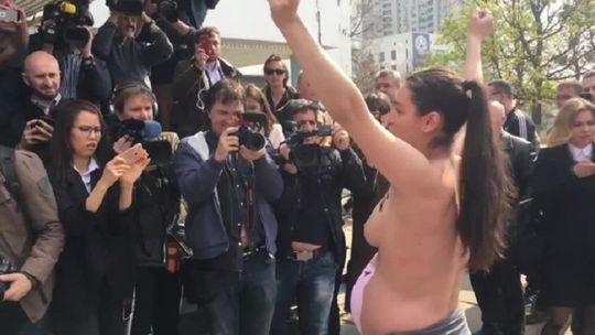 „Przestańcie gwałcić nasz kraj!” Protest FEMEN przed lokalem wyborczym, w którym głosował W. Zełenski