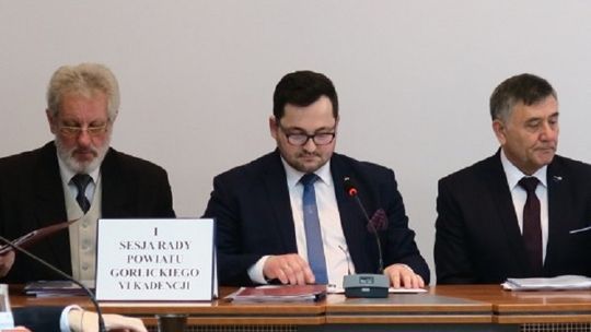 Przewodniczący rady Mirosław Waląg przerywa sesję Rady Powiatu Gorlickiego. Czy tym działaniem łamie prawo?