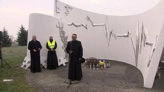 Przy pomniku w Zabawie koło Tarnowa uczczono Światowy Dzień Pamięci Ofiar Wypadków Drogowych