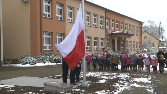 Przy Szkole Podstawowej w Starych Żukowicach stanął maszt z flagą w ramach projektu "Pod biało-czerwoną"