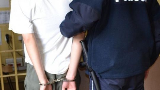 Radgoszcz. Areszt dla 43-latka za napaść z nożem na policjantów