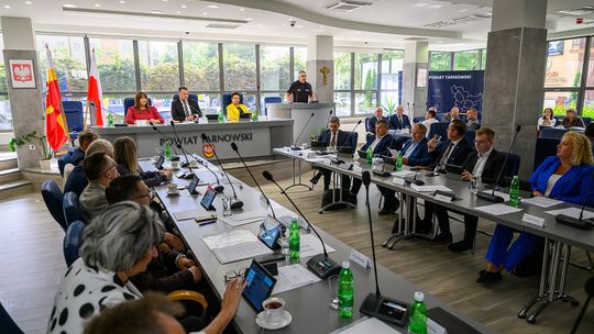 Ratownicy z Tarnowa odebrali poród po drodze z zawodów. Starosta uhonorował zespół
