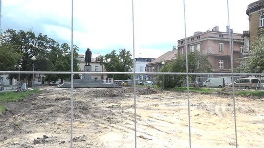 Remont Placu Drzewnego w Tarnowie chwilowo wstrzymany. Pod ziemią odkryto historyczne pozostałości