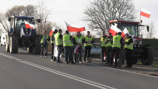 Rolnicy znów protestują. W regionie tarnowskim blokowali drogę wojewódzką nr 975 Rolnicy znów protestują. W regionie tarnowskim blokowali drogę wojewódzką nr 975