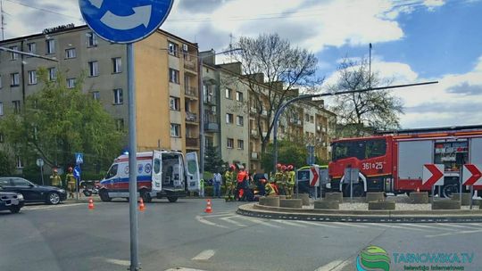 Rondo w centrum Tarnowa zablokowane. 38-letni motocyklista w szpitalu