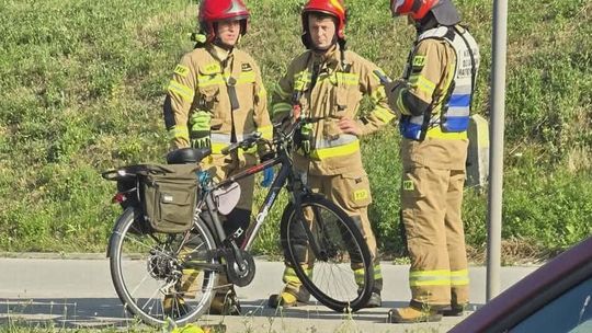 Rowerzysta potrącony na przejściu dla pieszych w Tarnowie. Z urazem głowy trafił do szpitala